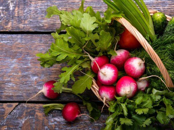 Wiosenne owoce i warzywa - jakie wybrać i jak je przygotować?